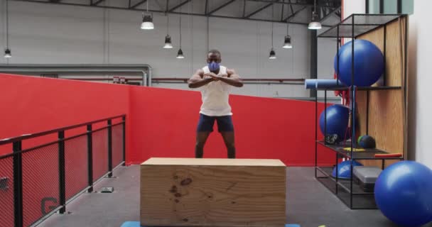 Uomo Afroamericano Che Salta Sulla Scatola Indossando Una Maschera Palestra — Video Stock
