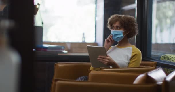 Mujer Afroamericana Con Máscara Facial Usando Tableta Digital Oficina Moderna — Vídeos de Stock