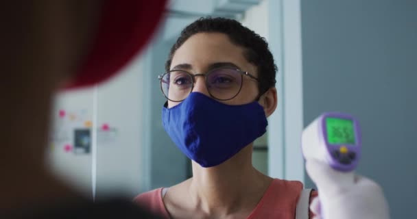 Kaukasisk Kvinna Med Ansiktsmask Som Mäter Temperaturen Moderna Kontor Hygien — Stockvideo