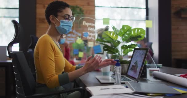 Kaukasische Frau Mit Gesichtsmaske Mit Händedesinfektionsmittel Modernen Büro Hygiene Und — Stockvideo