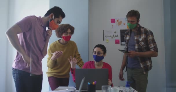 Diversi Colleghi Indossano Maschere Facciali Che Lavorano Insieme Nella Sala — Video Stock