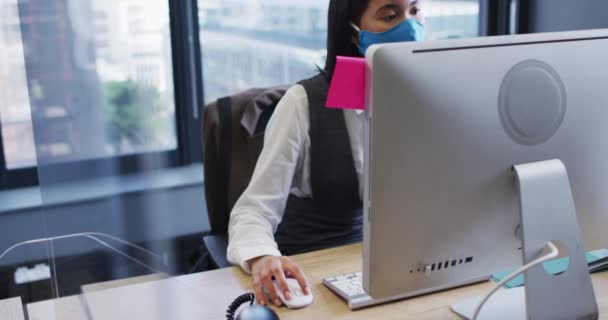 Frau Mit Gesichtsmaske Computer Während Sie Auf Ihrem Schreibtisch Modernen — Stockvideo