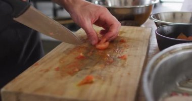 Sebze doğrayan beyaz erkek şef. Yemek hazırlamak ve gülümsemek. Profesyonel bir mutfakta çalışıyorum..