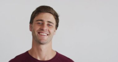 Kameraya bakıp gülümseyen beyaz bir adamın portresi. Coronavirus covid 19 salgını sırasında profesyonel bir mutfakta sağlık ve hijyen..