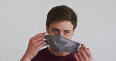 Maske takan beyaz bir adamın portresi. Coronavirus covid 19 salgını sırasında profesyonel bir mutfakta sağlık ve hijyen..