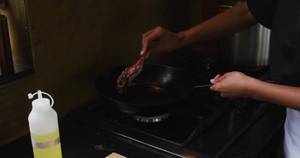 Gemengde Race Mannelijke Chef Kok Bereiden Van Een Gerecht Glimlachen — Stockvideo