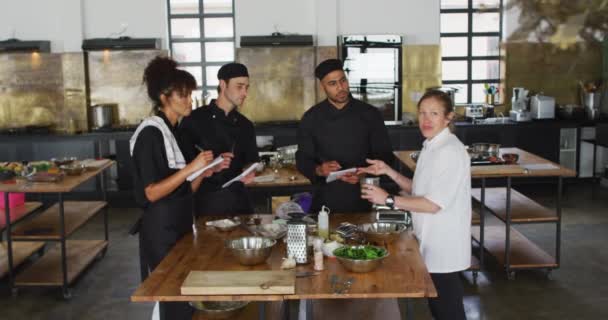 Chef Femenino Caucásico Enseñando Grupo Diverso Preparar Platos Sonreír Trabajo — Vídeos de Stock