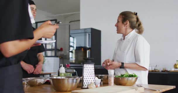 Chef Feminino Caucasiano Ensinando Grupo Diversificado Preparando Pratos Sorrindo Trabalho — Vídeo de Stock