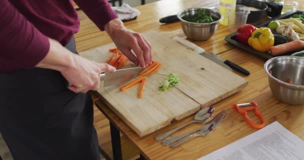 白人男性厨师在厨房里切胡萝卜 大肠癌大流行期间 专业厨房的健康与卫生 — 图库视频影像