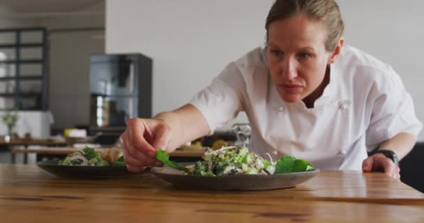 Biała Kucharka Przygotowuje Danie Uśmiecha Się Kuchni Pracy Profesjonalnej Kuchni — Wideo stockowe