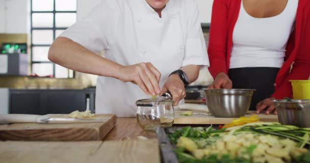 Chef Feminino Caucasiano Ensinando Grupo Diversificado Preparando Pratos Sorrindo Trabalho — Vídeo de Stock