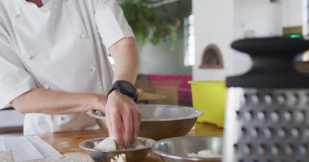 Chef Femenino Caucásico Añadiendo Harina Tazón Preparar Platos Sonreír Trabajo — Vídeos de Stock