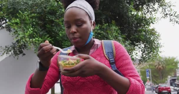 Африканский американец ест салат на улице — стоковое видео
