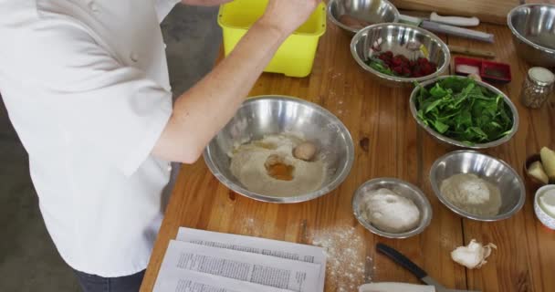 Chef Caucasienne Ajoutant Oeuf Dans Bol Préparer Des Plats Sourire — Video