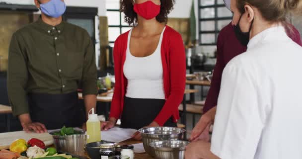 Cuoca Caucasica Che Insegna Diversi Gruppi Indossando Maschere Facciali Salute — Video Stock
