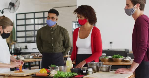 Chef Mujer Caucásica Enseñando Grupo Diverso Usando Máscaras Faciales Salud — Vídeos de Stock