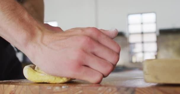 Kafkas Erkek Şef Mutfak Masasında Hamur Yoğuruyor Yemek Hazırlamak Gülümsemek — Stok video