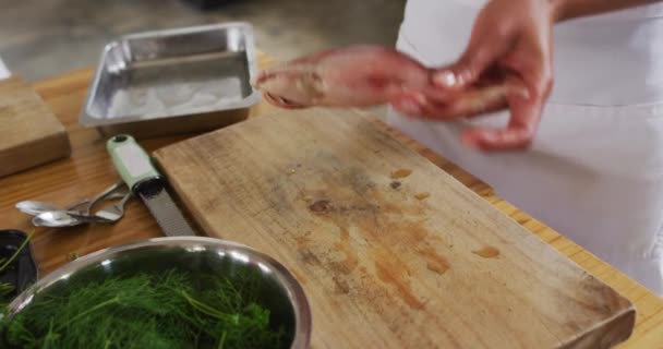 Blanke Vrouwelijke Chef Kok Bereidt Een Gerecht Glimlacht Een Keuken — Stockvideo