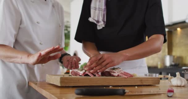 Chef Mujer Caucásica Enseñando Grupo Diverso Usando Máscaras Faciales Salud — Vídeos de Stock