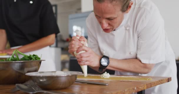 Chef Féminine Caucasienne Enseignant Divers Groupes Préparant Des Plats Souriant — Video