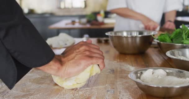 Mélange Race Masculine Chef Pétrissant Pâte Sur Une Table Cuisine — Video