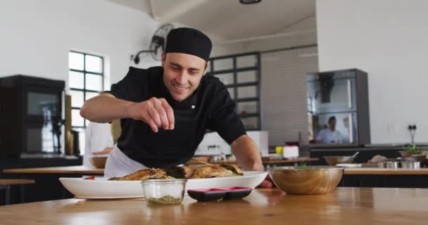 Chef Masculin Caucasien Préparant Plat Souriant Dans Une Cuisine Travail — Video