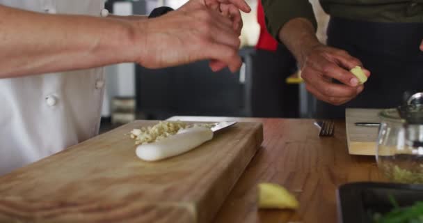 Chef Féminine Caucasienne Enseignant Groupe Diversifié Préparer Des Plats Sourire — Video