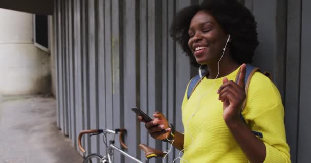 在街上用智能手机的非裔美国妇女 — 图库视频影像