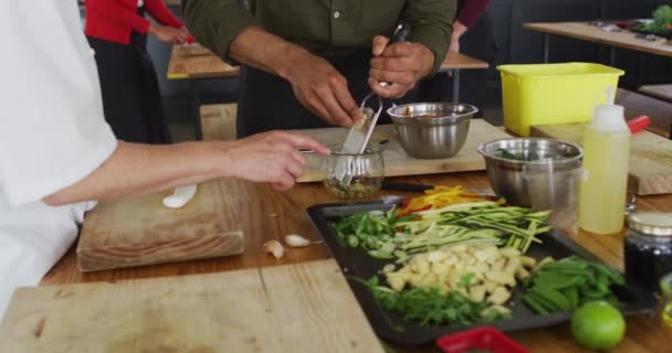 Kaukasische Köchin Unterrichtet Verschiedene Gruppen Gerichte Zubereiten Und Lächeln Bei — Stockvideo