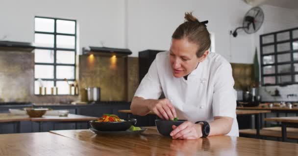 Chef Feminino Caucasiano Preparando Prato Sorrindo Uma Cozinha Trabalho Uma — Vídeo de Stock