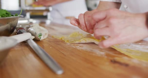 Kaukasische Vrouwelijke Chef Kok Onderwijzen Diverse Groep Bereiden Gerechten Glimlachen — Stockvideo