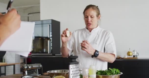 Blanke Vrouwelijke Chef Die Kruiden Een Schotel Giet Borden Klaarmaken — Stockvideo