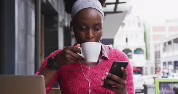 Africký Američan sedí v kavárně — Stock video