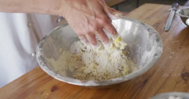Кавказька Жіноча Шеф Кухар Змішує Тісто Чаші Готувати Посуд Посміхатися — стокове відео