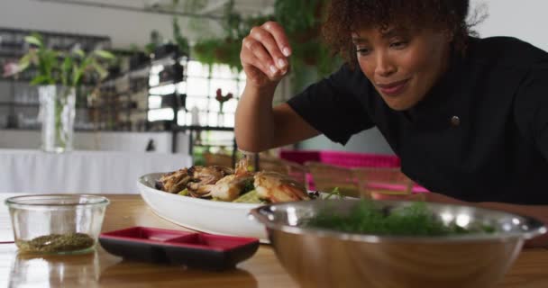 Misturado Corrida Chef Feminino Preparando Prato Sorrindo Uma Cozinha Trabalho — Vídeo de Stock