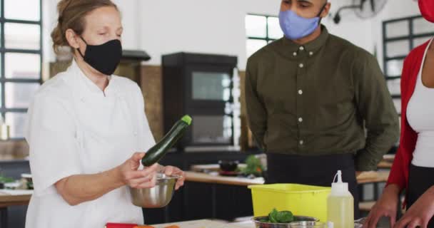 Blanke Vrouwelijke Chef Kok Onderwijs Diverse Groep Dragen Gezichtsmaskers Gezondheid — Stockvideo