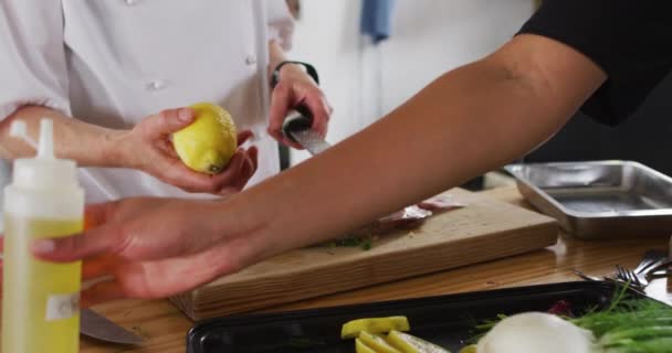 Chef Feminino Caucasiano Preparando Prato Sorrindo Uma Cozinha Trabalho Uma — Vídeo de Stock
