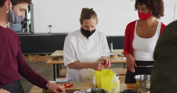 요리사는 마스크를 집단을 가르칩니다 코로나 바이러스 떨치는 주방에서의 생19 — 비디오