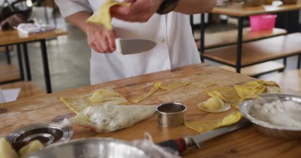 요리사는 집단에게 요리와 웃음을 가르친다 주방에서 일하는 — 비디오