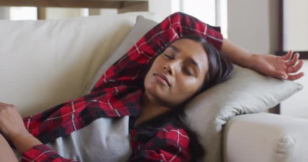 Μικτή Φυλετική Γυναίκα Κοιμάται Καναπέ Στο Σπίτι Αυτο Απομόνωση Κατά — Αρχείο Βίντεο