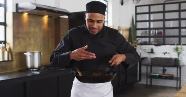 Misturado Corrida Chef Masculino Preparando Prato Sorrindo Uma Cozinha Trabalho — Vídeo de Stock