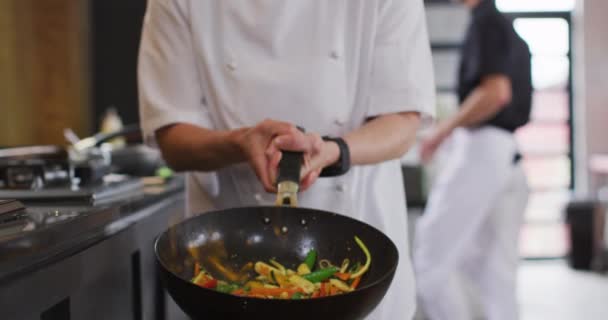 Chef Femenino Caucásico Enseñando Diversos Grupos Preparando Platos Sonriendo Trabajo — Vídeo de stock