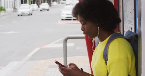 Αφροαμερικάνα χρησιμοποιεί το smartphone της στο δρόμο — Αρχείο Βίντεο
