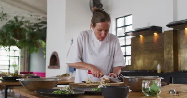 Chef Feminino Caucasiano Preparando Prato Sorrindo Uma Cozinha Trabalho Uma — Vídeo de Stock