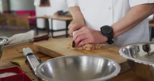 Kavkazská Kuchařka Kuchyňském Stole Připravuje Nádobí Usmívá Práci Profesionální Kuchyni — Stock video