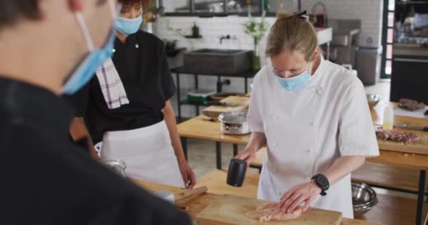 Blanke Vrouwelijke Chef Kok Onderwijs Diverse Groep Dragen Gezichtsmaskers Gezondheid — Stockvideo