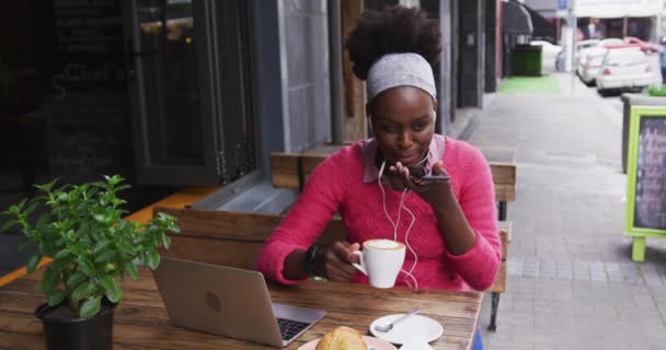 Afrikai amerikai ül egy kávézóban — Stock videók