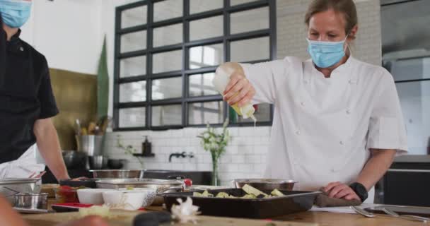 Blanke Vrouwelijke Chef Kok Onderwijs Diverse Groep Dragen Gezichtsmaskers Gezondheid — Stockvideo