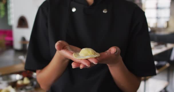 Chef Femenino Raza Mixta Mostrando Una Empanada Cámara Mirando Cámara — Vídeos de Stock