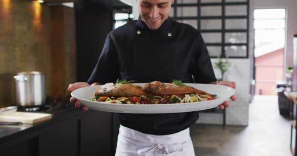 Chef Masculino Caucásico Preparando Plato Sonriendo Una Cocina Trabajo Una — Vídeo de stock